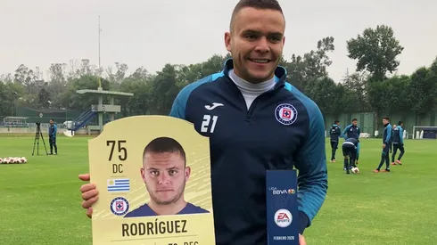 Pasillo a Cabecita tras ser elegido mejor jugador de febrero por Liga MX