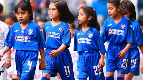 Niñas que formaron parte de la presentación del partido entre Cruz Azul y Xolos