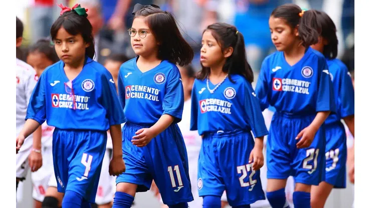 Niñas que formaron parte de la presentación del partido entre Cruz Azul y Xolos