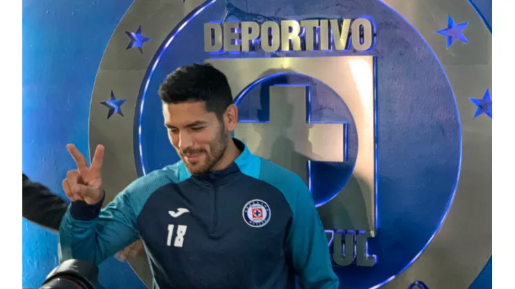 Passarini llegando a la rueda de prensa