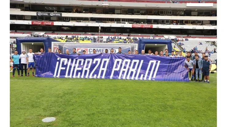 Plantel de Cruz Azul despliega una manta en apoyo a Pablo Aguilar