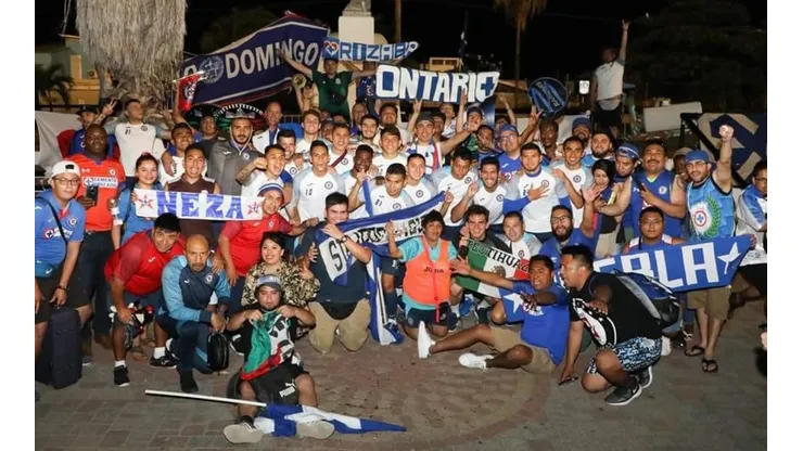 La afición cementera viajó a Jamaica para apoyar esta noche, siempre fiel, a Cruz Azul.