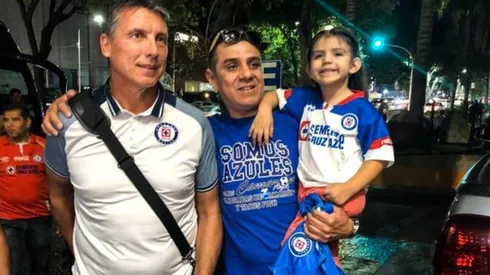 La afición esperó efusivamente a los cementeros en Guadalajara