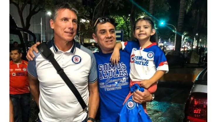 La afición esperó efusivamente a los cementeros en Guadalajara