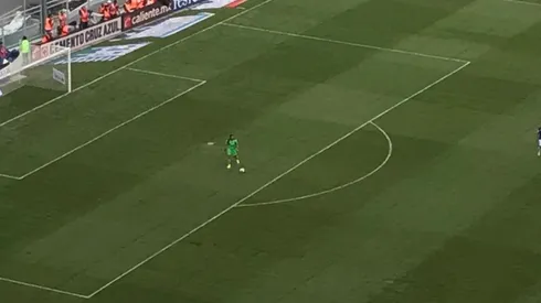 Triste: Afición de Cruz Azul abuchea a Corona cada vez que toca el balón