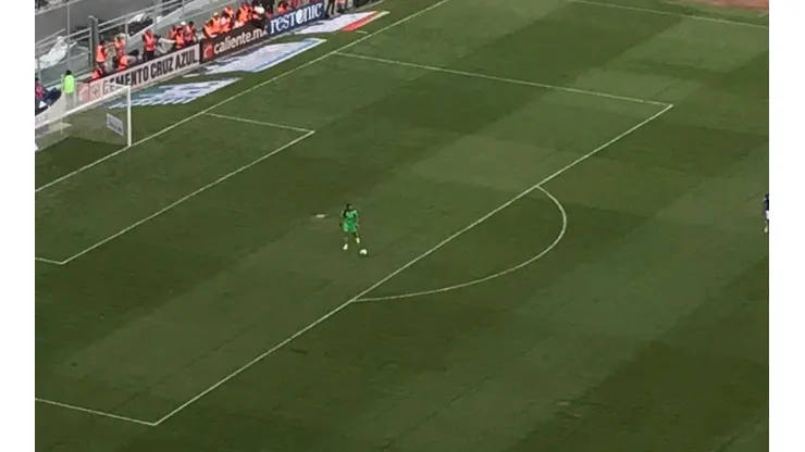 Triste: Afición de Cruz Azul abuchea a Corona cada vez que toca el balón