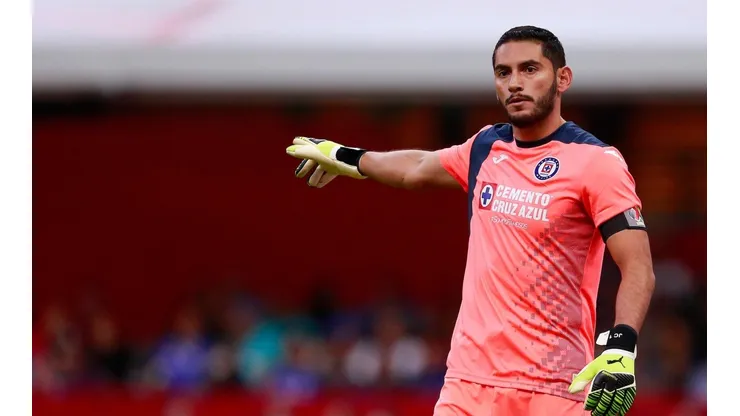 Ex porteros respaldan a Corona como arquero titular de Cruz Azul