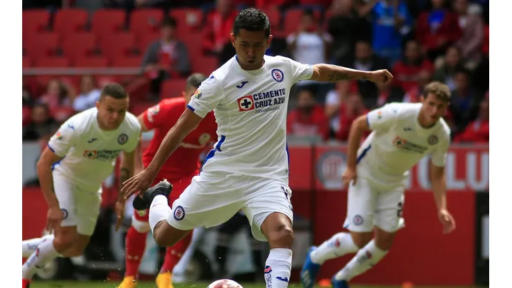 Cruz Azul iguala con Toluca en una lluvia de goles y el tanto debut de Santi
