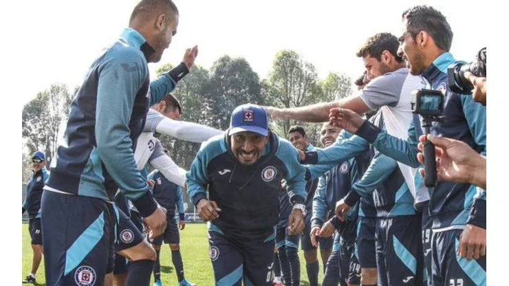 El Conejo pasando por el pasillo que armaron los jugadores de La Máquina