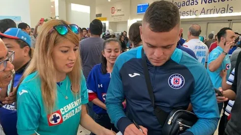 Cruz Azul llega a San Luis bajo el recibimiento de sus aficionados.