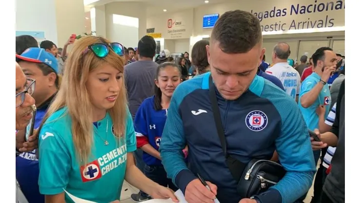 Cruz Azul llega a San Luis bajo el recibimiento de sus aficionados.