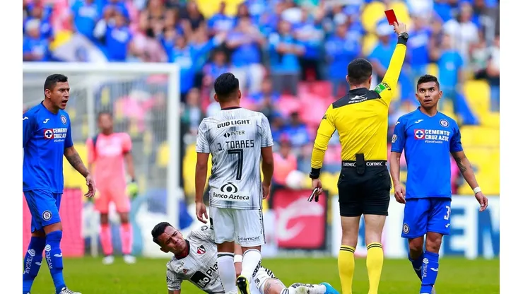 VIDEO: Orbelín Pineda es expulsado y deja a Cruz Azul con 10 ante Atlas
