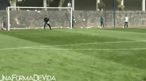 Orbelín Pineda anota un golazo en el entrenamiento de Cruz Azul.