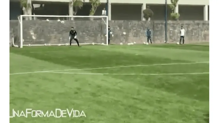 Orbelín Pineda anota un golazo en el entrenamiento de Cruz Azul.