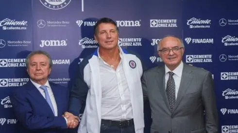 Víctor Garcés posando junto a Robert Dante Siboldi y Alfredo Álvarez