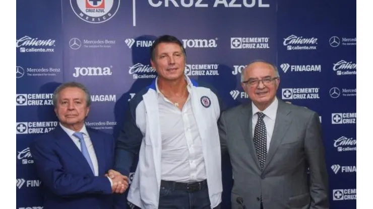 Víctor Garcés posando junto a Robert Dante Siboldi y Alfredo Álvarez