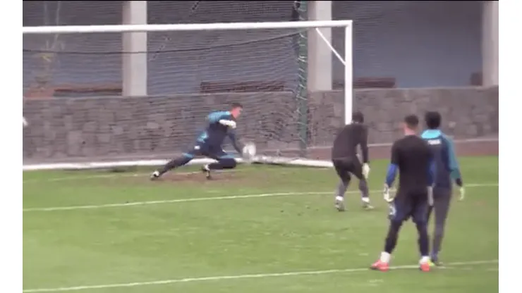 La increíble atajada de Siboldi en el entrenamiento de Cruz Azul.