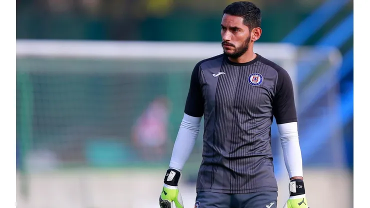 Chuy Corona estará en Cruz Azul un año más