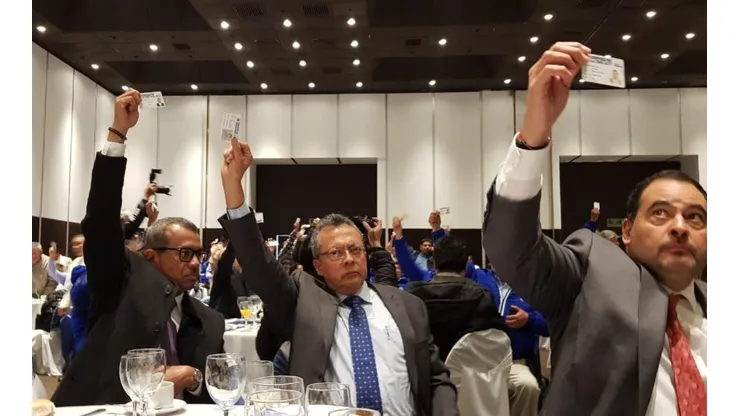 Grupo de socios de la Cooperativa desayuna con la directiva y respalda a Billy Álvarez