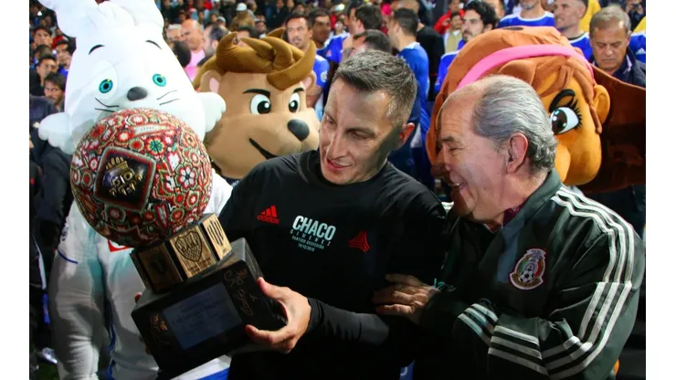 Precioso: El trofeo en homenaje al Chaco Giménez en su despedida