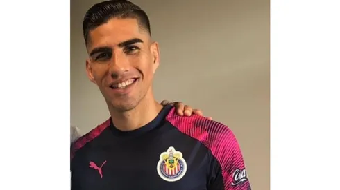 Madueña ya posa con el jersey de Chivas y es la 1ra baja de Cruz Azul