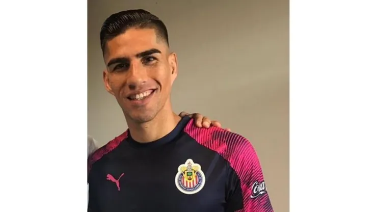 Madueña ya posa con el jersey de Chivas y es la 1ra baja de Cruz Azul