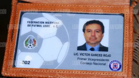Víctor Garcés muestra su credencial que lo acredita como vicepresidente de Cruz Azul