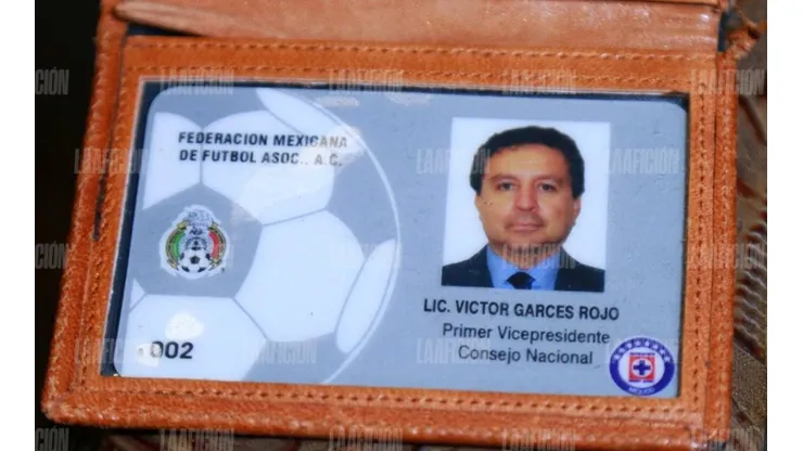 Víctor Garcés muestra su credencial que lo acredita como vicepresidente de Cruz Azul