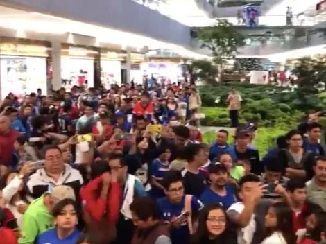 Jugadores de Cruz Azul comparten con aficionados para firma de autógrafos