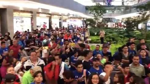 Jugadores de Cruz Azul comparten con aficionados para firma de autógrafos.