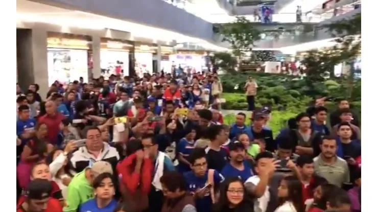 Jugadores de Cruz Azul comparten con aficionados para firma de autógrafos.