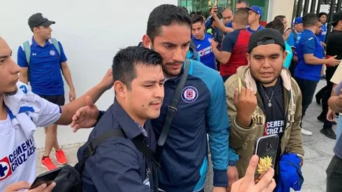Cruz Azul llega a Torreón recibido por sus aficionados.