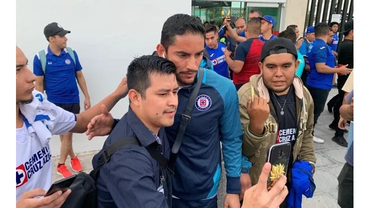 Cruz Azul llega a Torreón recibido por sus aficionados.