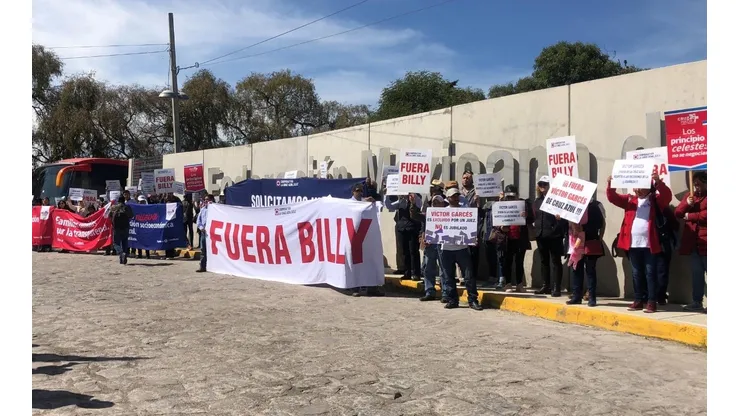 Socios de la Cooperativa Cruz Azul ya protestan en la FMF contra Billy Álvarez
