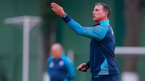 Robert Dante Siboldi piensa en el encuentro ante Santos.