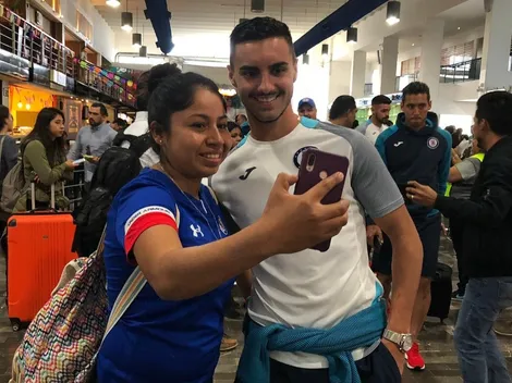 Cruz Azul recibe el cariño de sus aficionados en la llegada a Monterrey