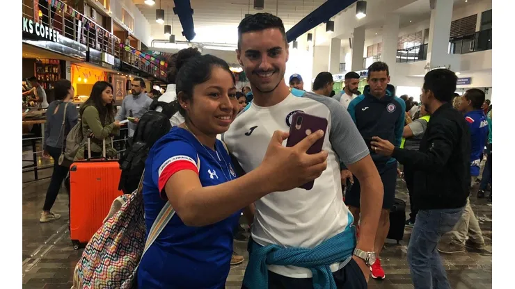 Cruz Azul recibe el cariño de sus aficionados en la llegada a Monterrey.