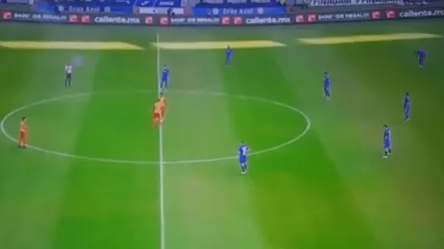 Cruz Azul y Monarcas protestaron al iniciar el encuentro