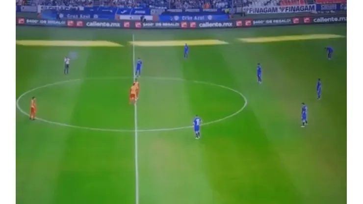 Cruz Azul y Monarcas protestaron al iniciar el encuentro