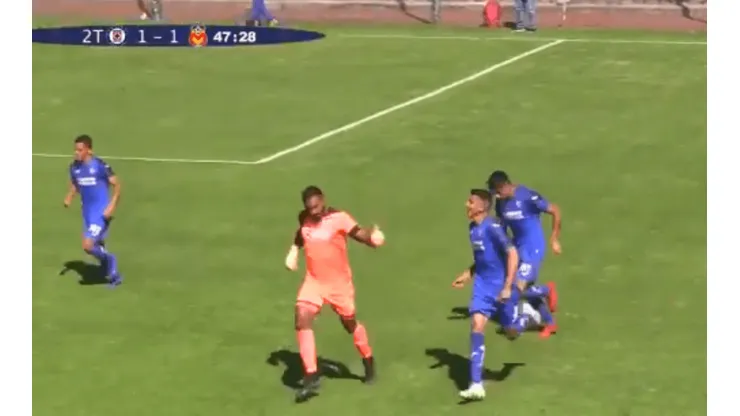 El gol del guardameta de Cruz Azul que le da la vuelta al mundo