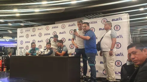 Aficionados de Cruz Azul compartieron con los jugadores del equipo.