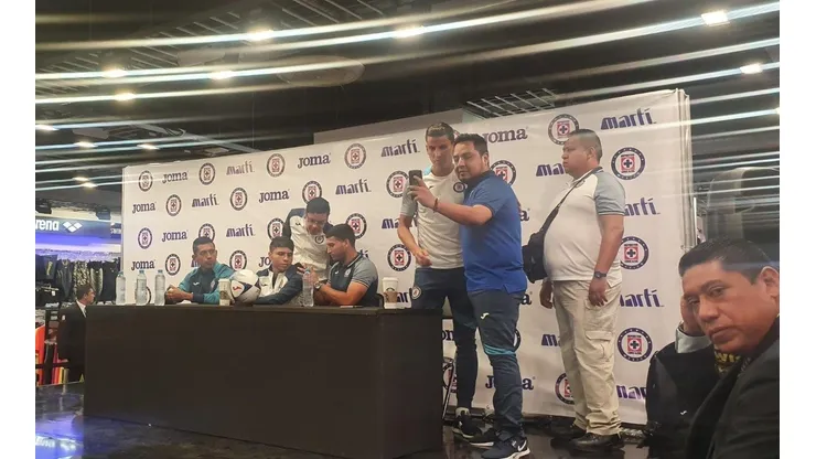 Aficionados de Cruz Azul compartieron con los jugadores del equipo.