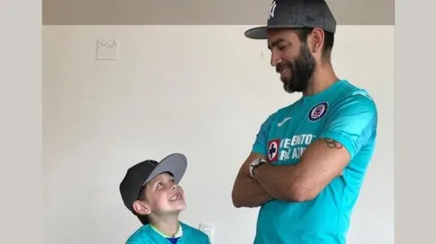 Chelito Delgado comparte una foto con su hijo y la playera de Cruz Azul