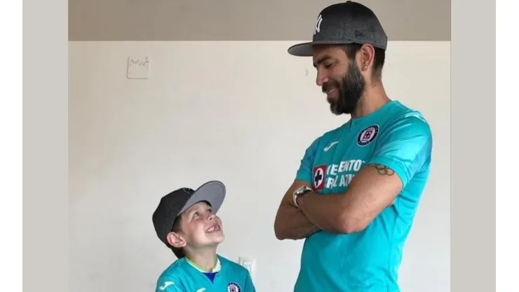 Chelito Delgado comparte una foto con su hijo y la playera de Cruz Azul