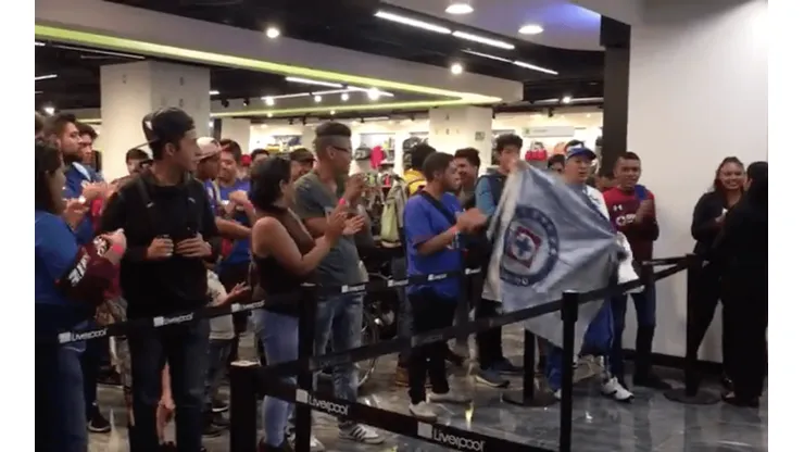 Un centenar de aficionados hacen fila para compartir con Adrián Aldrete.