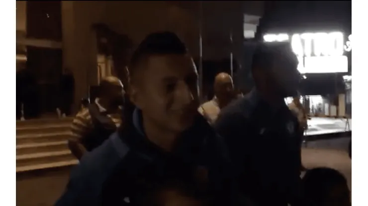 Jugadores comparten con aficionados previo al Clásico Joven.
