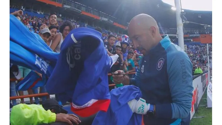 Hermoso recibimiento al Conejo Pérez en el estadio Hidalgo