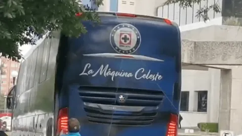 Mal augurio: Camión de Cruz Azul bota cables en el hotel de concentración