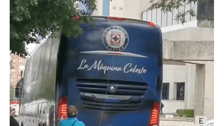 Mal augurio: Camión de Cruz Azul bota cables en el hotel de concentración
