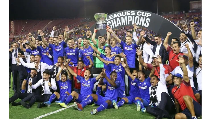 Cruz Azul levantando el trofeo de la Leagues Cup.